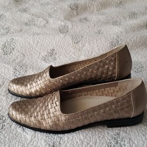 Gold weave leather Trotters flats. Size 7
